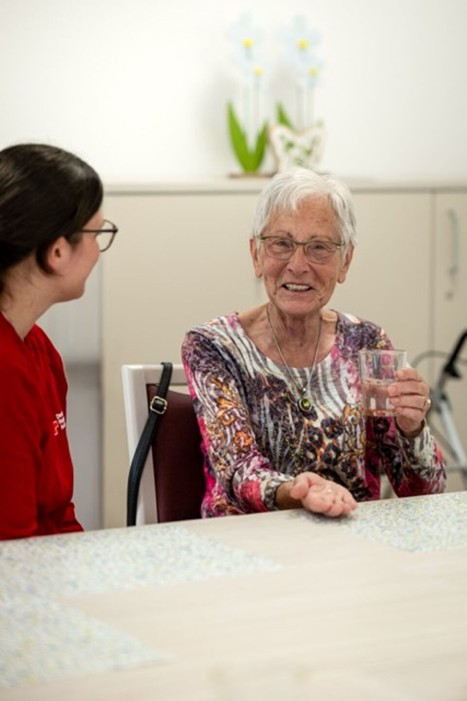 Dame nimmt Tablette ein 