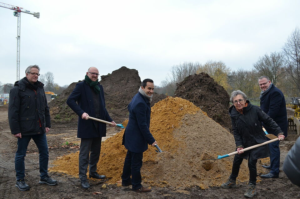 Menschengruppe auf der Baustelle Halener Straße