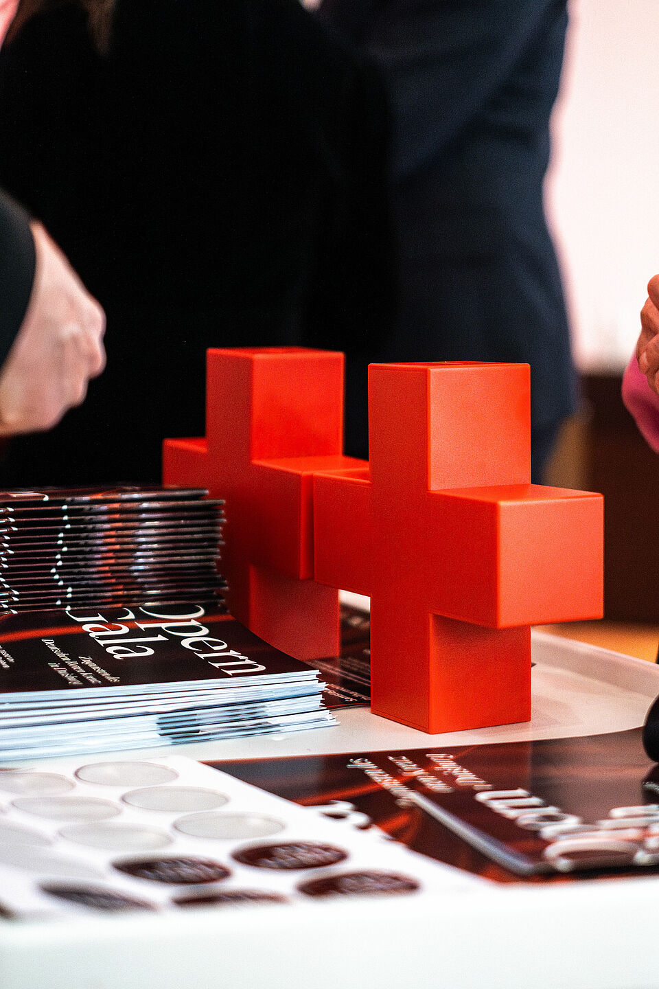 Rote Spendendosen in Kreuz-Form des DRK Duisburg