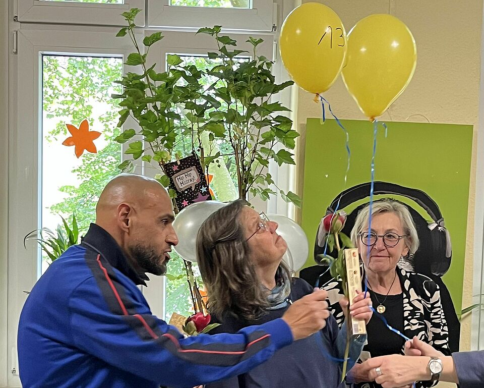 Mitarbeiter wird beschenkt