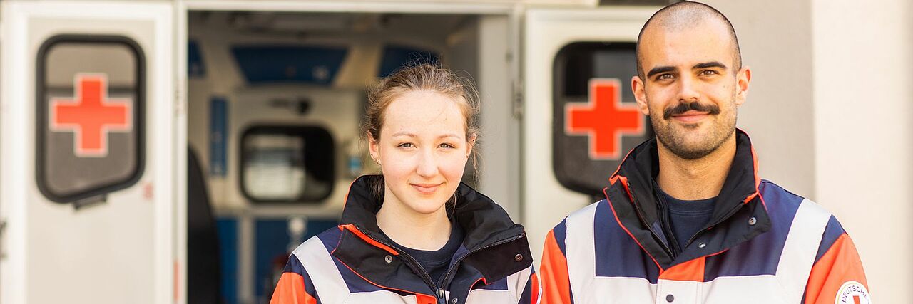 Zwei Azubis, die als Notfallsanitäter arbeiten