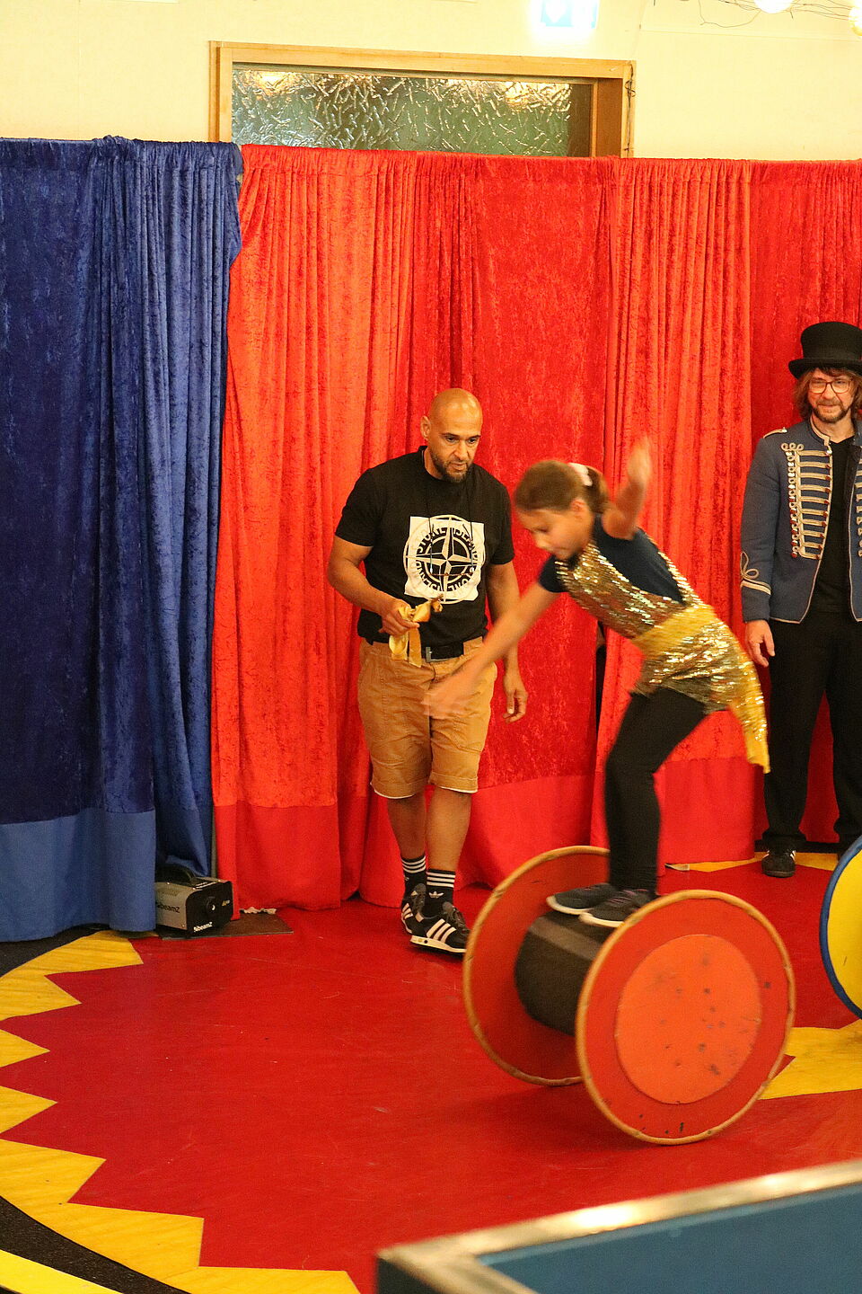 Mädchen balanciert auf Rolle