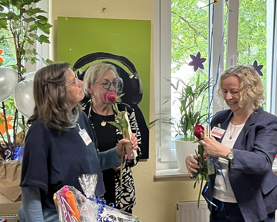 Leiterin des FHZ verteilt Rosen und Geschenke