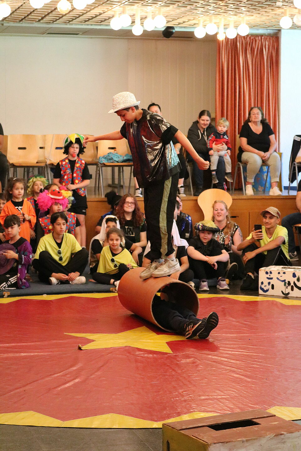 Junge balanciert auf Rolle