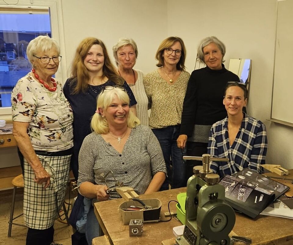 Gruppenfoto des Kurses Teilnehmerinnen und Kursleitung lächeln