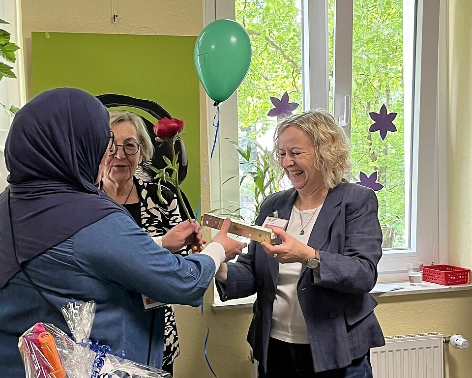 Leiterin überreicht Geschenk