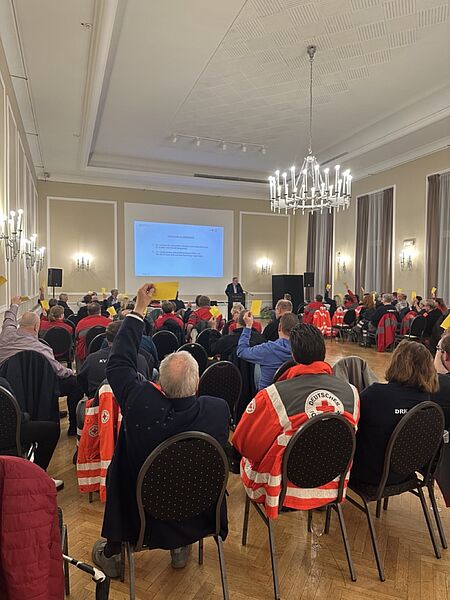 Mitglieder des DRK Duisburgs während Kreisversammlung