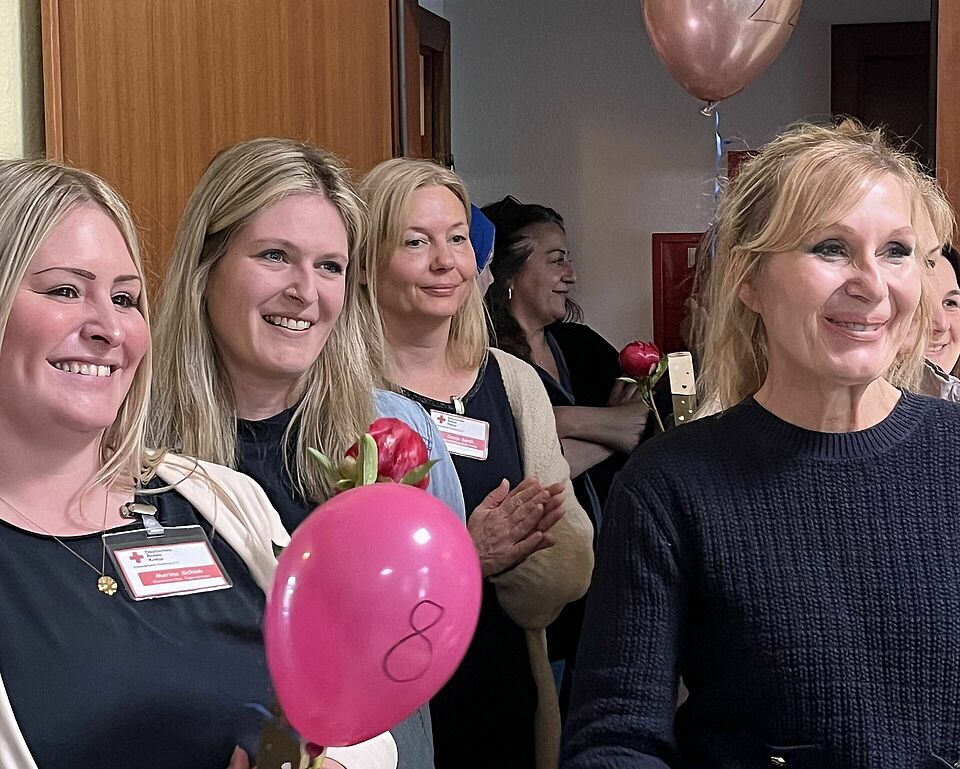 Gruppe Menschen hört den Reden zu