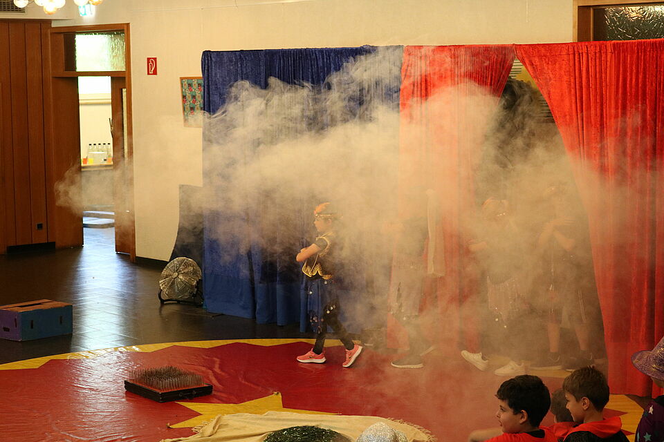 Zirkusmanege mit Nebel