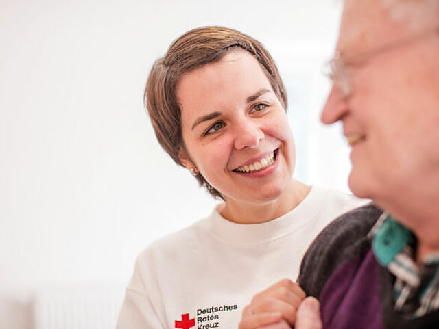 Rotkreuz Symbolfotos, Senioren, Ambulante Pflege, Hausnotruf, Rotkreuz-App MeinDRK, Inklusion und jung und alt