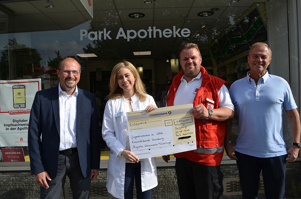 Spendenscheck Übergabe Gruppe Menschen, die einen Scheck übergeben