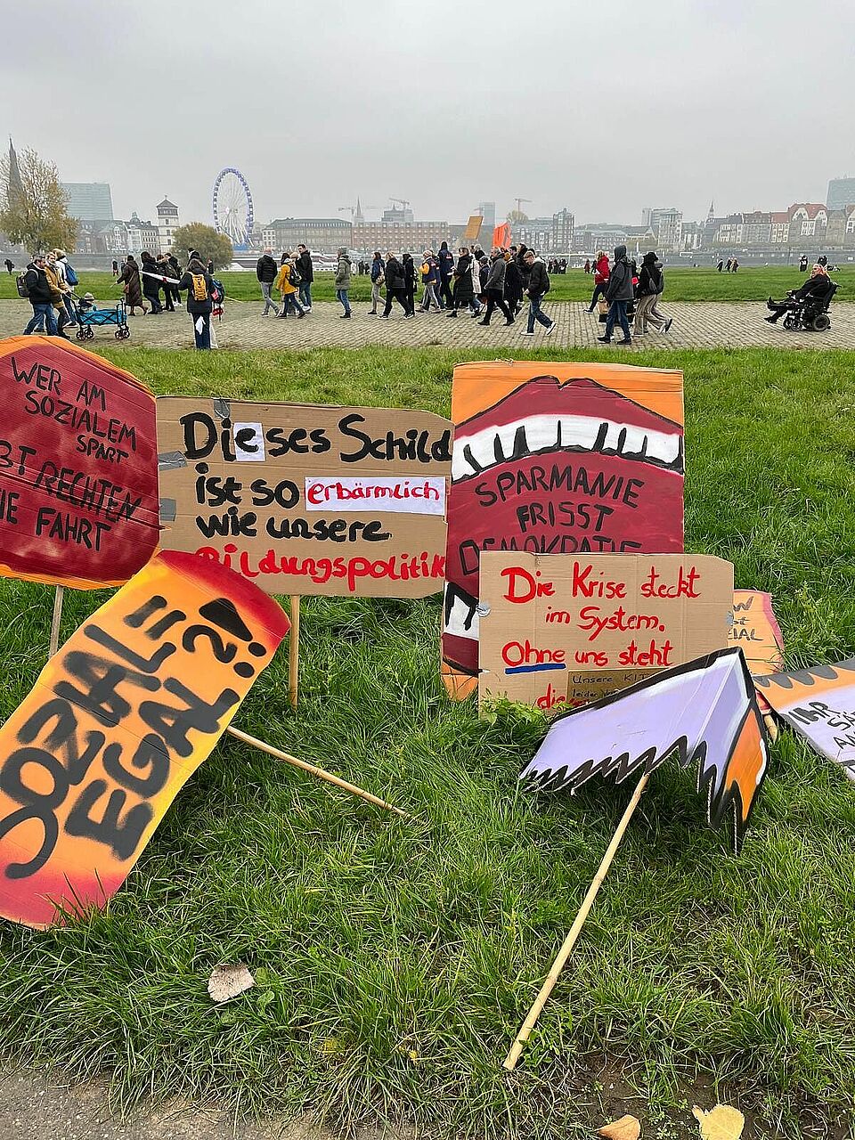 Protestschilder gegen die Kürzungen im sozialen Bereich