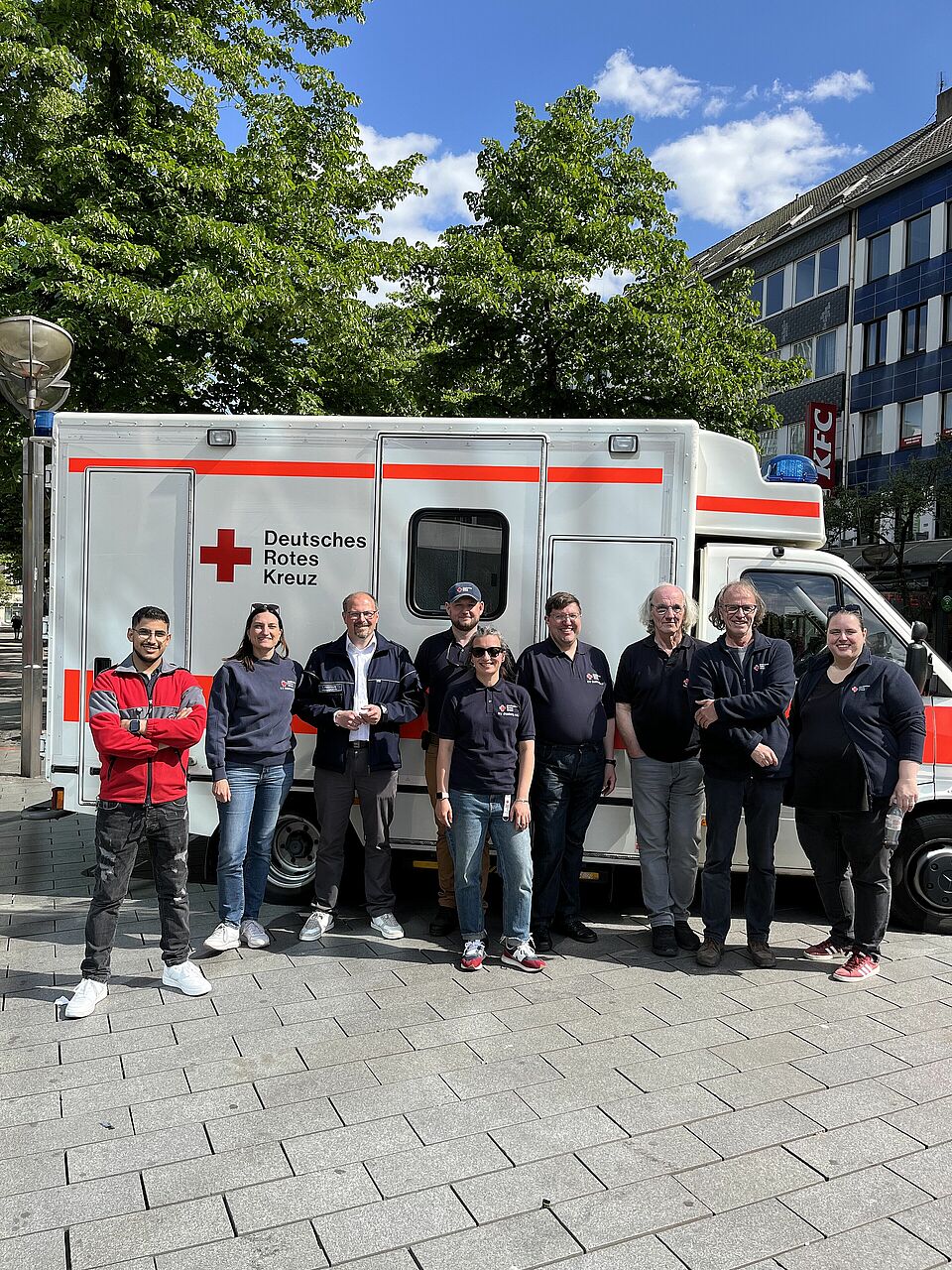 Gruppe Menschen vor RTW