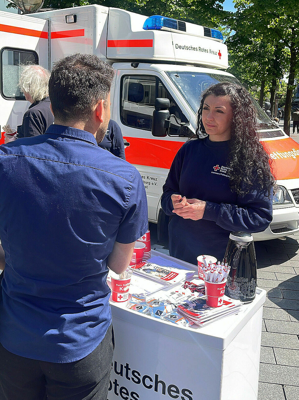 DRK Mitarbeiterin am Informationsstand
