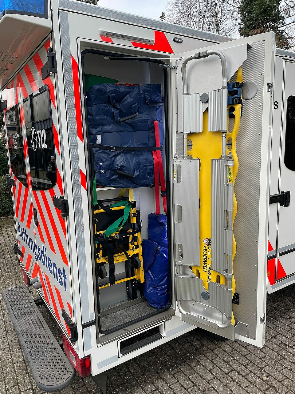 Rettungswagen mit geöffneter Tür mit Materialien