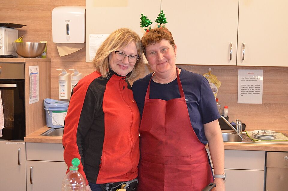 Eine Pflege- und eine Küchenfachraft stehen in der Küche der Demenz-Wohngruppe