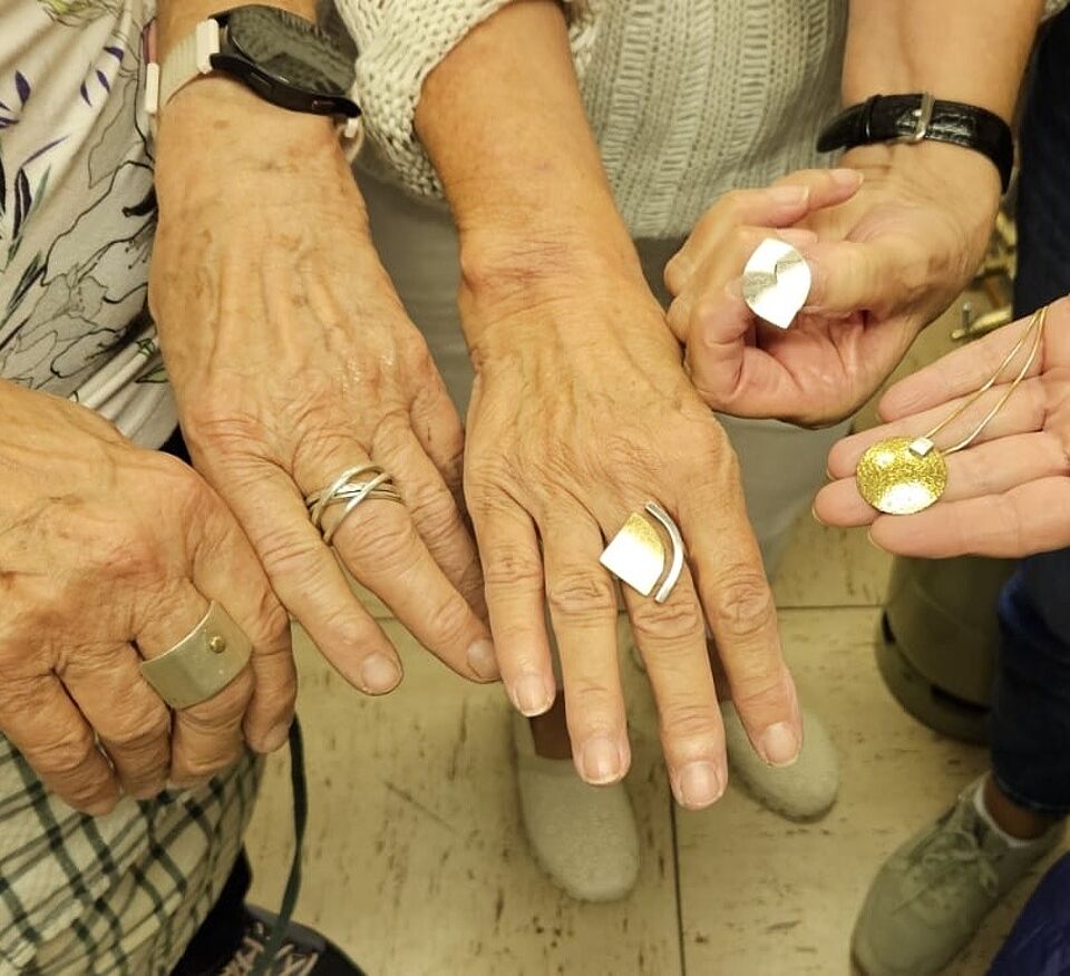 Schmuckstücke des Kurses Teilnehmerinnen zeigen ihre Schmuckstücke