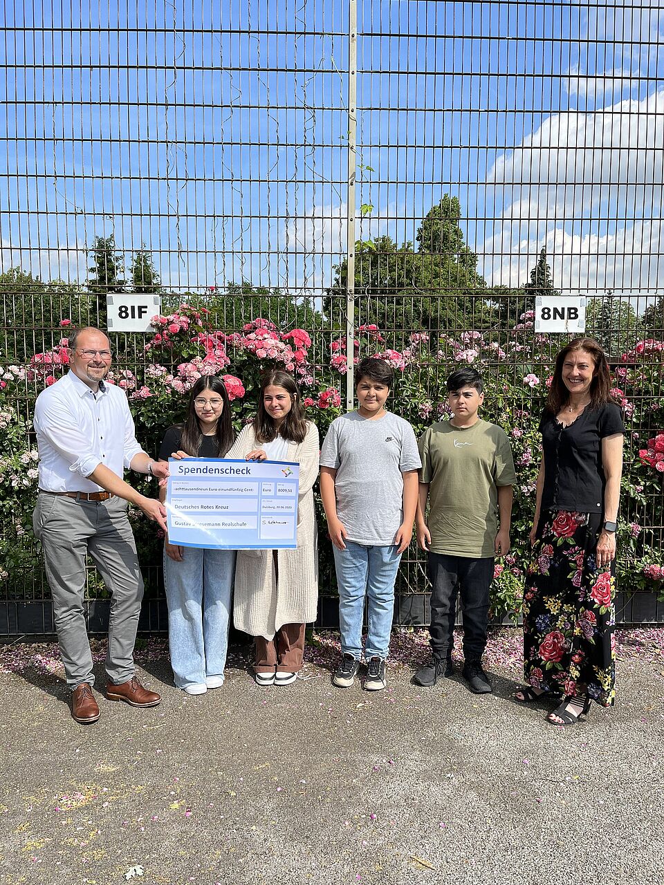 Scheckübergabe Schülerinnen an DRK Duisburg