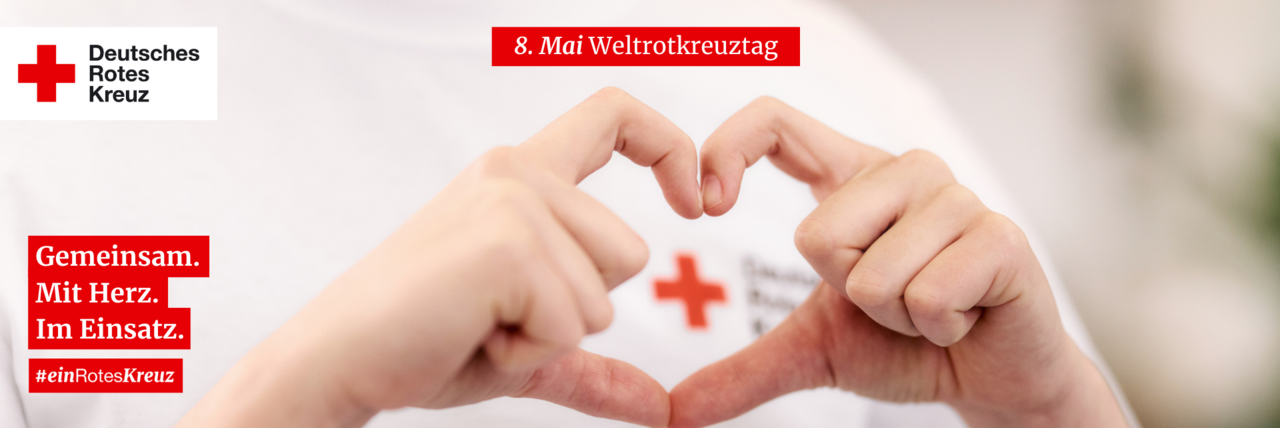 Zwei Hände formen ein Herz. Links oben ist das Logo des Deutschen Roten Kreuz und rechts oben steht „8. Mai Weltrotkreuztag“. Links unten steht weißer Text auf roten Balken: „Gemeinsam. Mit Herz. Im Einsatz. #einRotesKreuz.“